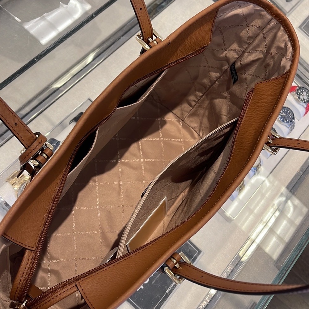 MICHAEL KORS
Jet Set Travel Large Logo Tote Shoulder Bag
COLOR VANILLA 
NWT - Picture 7 of 16